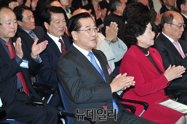 ▲ 가칭 신민당의 창당준비위원장으로 추대된 박준영 전 전남도지사가 29일 여의도 중소기업회관에서 열린 창당발기인대회에서 임시 의장의 의사 진행에 박수를 치고 있다. ⓒ뉴데일리 이종현 기자