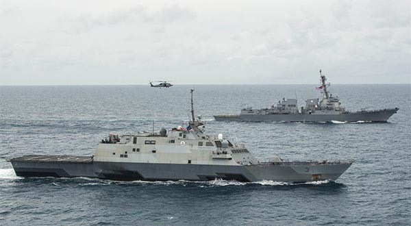 ▲ 싱가포르에 배치된 美해군 연안전투함(LCS-3) 포트워스(앞쪽). ⓒ美해군 홈페이지