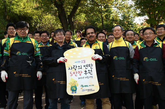 ▲ 에쓰-오일의 나세르 알 마하셔 대표와 임직원들이 기념촬영을 하고 있다.ⓒ에쓰-오일