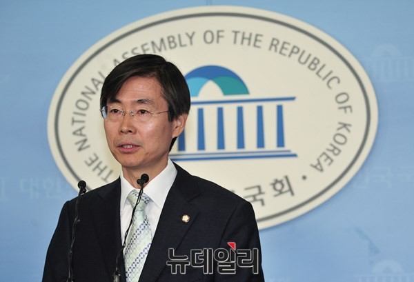 ▲ 새정치민주연합 조경태 의원이 30일 국회 정론관에서 재보궐선거 참패와 관련한 문재인 대표의 사퇴를 촉구하고 있다.ⓒ뉴데일리 이종현 기자