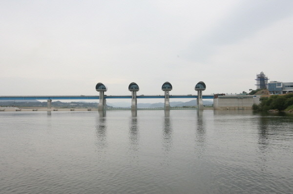 ▲ 극심한 가뭄에도 불구하고 4대강 사업을 통해 금강의 물을 가둬둔 백제보에는 물이 풍부하게 들어차 찰랑거리고 있다. 이 수자원은 도수관로 공사를 통해 가뭄 피해를 겪고 있는 충남 서부의 보령댐으로 공급될 예정이다. ⓒ뉴시스 사진DB