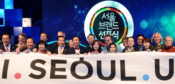 ▲ 박원순 서울특별시장이 28일 서울 브랜드 선포식에서 의미불명의 I·SEOUL·U 플래카드를 들고 웃고 있다. ⓒ뉴시스 사진DB