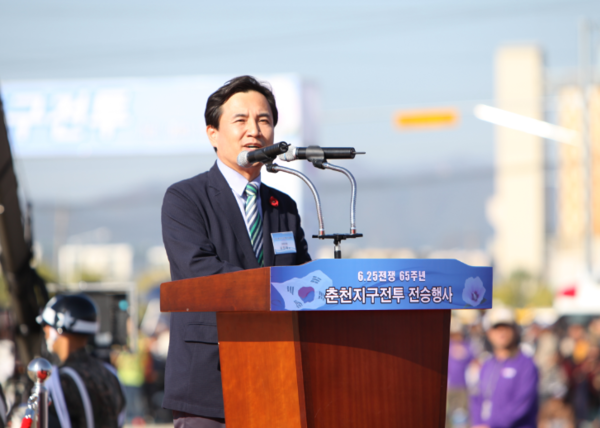 ▲ 지난 10월 17일 춘천지구전투 전승기념식에 참석한 김진태 새누리당 의원.ⓒ김진태 의원실 제공