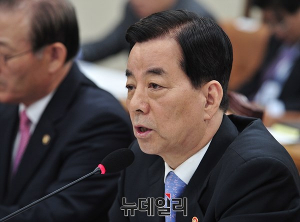 ▲ 30일 국회 국방위 전체회의에 출석한 한민구 국방부 장관.ⓒ뉴데일리 이종현 사진기자