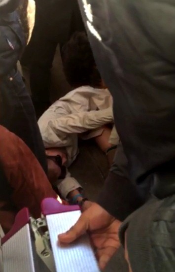 ▲ 시위 도중 사람들에게 밀려 넘어진 여성을 주위 사람들이 부축하고 있다.   ⓒ뉴데일리