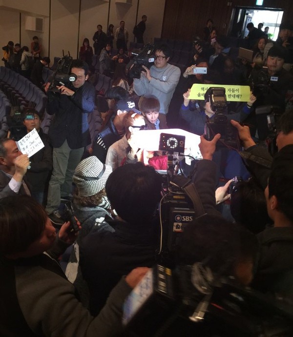 ▲ 30일 서울대에서 열린 '전국역사학대회'에 참석한 역사학자들을 규탄하기 위해 모여든 애국보수단체 회원들.  ⓒ 뉴데일리