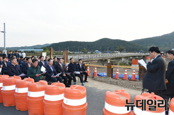 ▲ 도의회 예결위원들이 경주시 안강읍에 소재한 칠평로 확·포장공사에서 경주시 관계자로부터 사업추진상황을 설명 듣고 있다.ⓒ경북도의회 제공