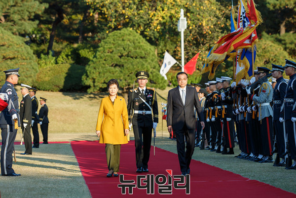 ▲ 박근혜 대통령이 31일 한-일-중 정상회의 참석차 방한한 리커창 중국 총리를 청와대에서 맞이하고 있다. ⓒ뉴데일리