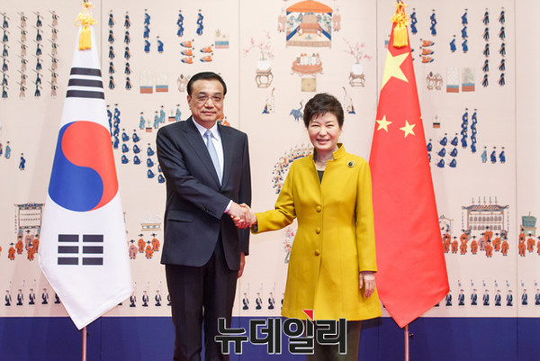 ▲ 박근혜 대통령과 리커창 중국 총리가 31일 청와대에서 열린 한-중 양자회담에서 악수하고 있다. ⓒ뉴데일리