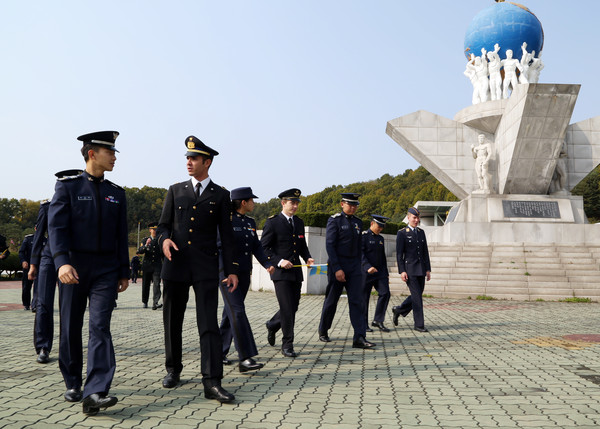 ▲ 인터네셔날 위크에 참가한 타국 생도들이 공사 생도들과 함께 공군사관학교를 둘러보고 있다. 사진제공 공군사관학교ⓒ뉴데일리