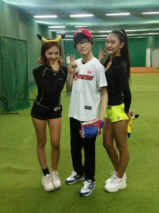 ▲ 이상혁과 치어리더들 ⓒSKT T1 공식 SNS