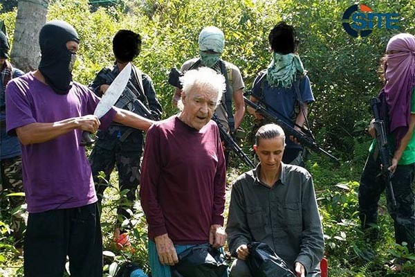 ▲ 지난 1월 24일, 필리핀 남부 민다나오섬의 잠보앙가 교외에서 70대 한국인 남성 홍 모 씨가 무장괴한 5명에게 납치됐다. 이후 테러조직 ISIS에게 충성을 맹세한 필리핀의 이슬람 테러조직 '아부 사야프'가 자신들의 소행이라고 주장하며 협박 영상을 공개한 바 있다. 사진은 아부 사야프가 독일인 인질을 위협하는 장면. ⓒ당시 이슬람 매체들이 보도한 아부 사야프의 협박 영상 캡쳐-SITE 공개