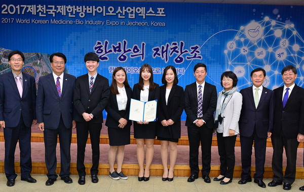 ▲ 아이디어 공모전에서 입상한 대학생들과 이근규 제천시장(왼쪽 두번째)이 기념촬영을 가진 모습. 사진제공=제천시