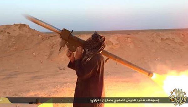 ▲ 자신들을 공격하는 정부군 항공기를 향해 휴대용 지대공 미사일을 쏘는 ISIS 조직원. ⓒ테러조직 ISIS 선전영상.