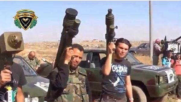 다양한 종류의 휴대용 지대공 미사일(MANPADS)을 들고 포즈를 취한 ISIS 조직원들. ⓒ테러조직 ISIS 선전영상.