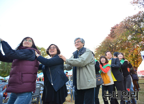 ▲ 대구사이버대 홍덕률 총장(왼쪽 세번째)과 대구사이버대 가족, 졸업생, 재학생 등은 지난 31일 대구대에서  ‘2015 어울림 페스티벌’행사를 갖고 즐거운 시간을 갖고 있다. ⓒ대구사이버대 제공