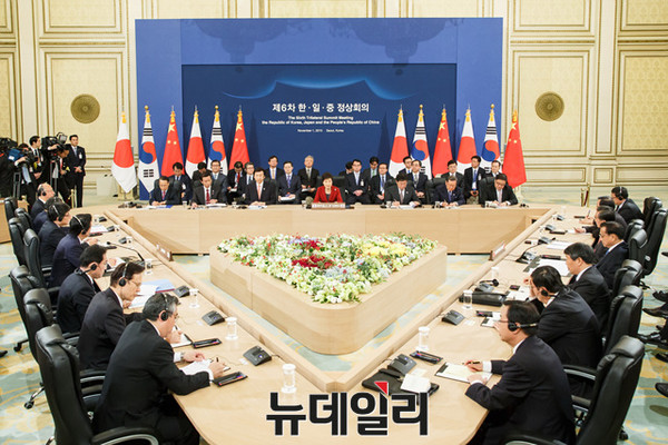 ▲ 1일 오후 청와대 영빈관에서 열린 한-일-중 3국 정상회의 모습. ⓒ뉴데일리