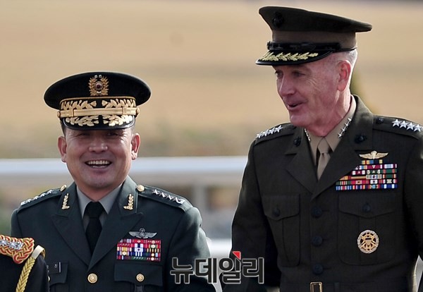 ▲ 이순진 합참의장과 조지프 던포드 미국 합참의장이 1일 오전 서울 합동참모본부 연병장에서 열린 환영 의장행사에서 사열하고 있다.ⓒ뉴데일리 이종현 사진기자