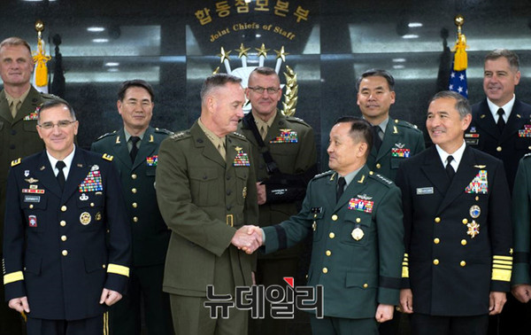 ▲ 이순진 합참의장과 조지프 던포드 미국 합참의장이 1일 오전 서울 합동참모본부 MCM을 마치고 악수를 하고 있다.ⓒ합참