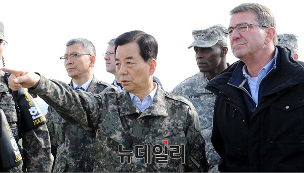 ▲ 1일 한민구 국방부 장관과 애슈턴 카터 미국 국방장관이 JSA 올래OP에서 북측 방향을 가르키고 있다.ⓒ국방부