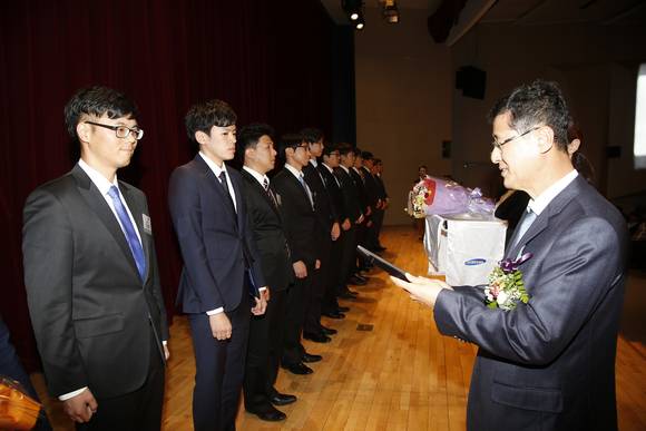 ▲ 이윤태 삼성전기 사장이 창립기념식에서 '삼성전기 논문대상' 수상자들에게 시상을 하고 있다. ⓒ삼성전기.