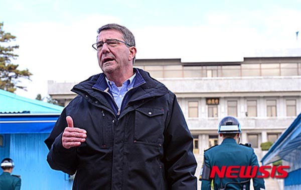 ▲ 지난 1일 JSA를 찾아 기자들의 질문을 받고 설명하는 애슈턴 카터 美국방장관. ⓒ뉴시스. 무단전재 및 재배포 금지.