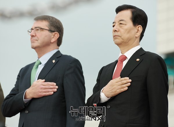 ▲ 2일 국방부 대연병장에서 열린 의장행사에 참석한 카터 장관과 한민구 국방부 장관.ⓒ뉴데일리 정상윤 사진기자