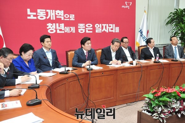 ▲ 새누리당 서청원 최고위원은 2일 최고위원회의에서 한일중 공동성명에 큰 의미를 부여하며, 나아가 이날 열릴 한일 정상회담에도 기대감을 표명했다. ⓒ뉴데일리 이종현 기자