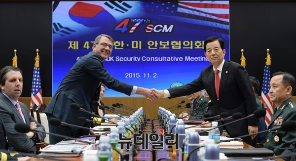 ▲ 2일 SCM에 앞서 양국 장관이 악수를 하며 기념 촬영을 하고 있다.ⓒ뉴데일리 정상윤 사진기자