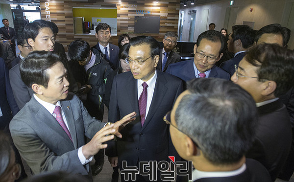 ▲ 2일 오전 남경필 경기도지사가 리커창 중국총리 와 성남 '경기창조경제혁신센터'를 방문했다.ⓒ경기도청