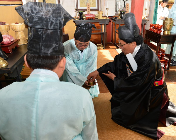 ▲ 제천 자양영당 추계 제향에서 초헌관을 맡은 이근규 제천시장이 향을 피우고 있다. 사진제공=제천시