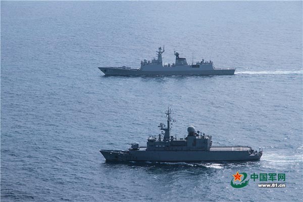 ▲ 지난 10월 30일 남중국해 일대에서 연합훈련 중인 프랑스 해군 프리깃함 방데미에르호와 中인민해방군 미사일 구축함 윈청호. ⓒ中인민해방군 홈페이지 캡쳐