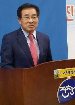 ▲ 2일 진천군청에서 내년 진천군수 재선거 출마를 선언하고 있는 송기섭 전 행복청장 ⓒ뉴데일리