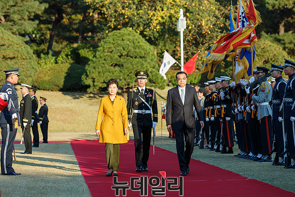▲ 박근혜 대통령이 방한한 리커창 중국 총리와 함께 환영행사에 입장하고 있다. ⓒ 뉴데일리