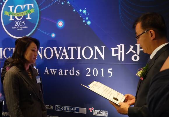 ▲ 녹십자의료재단 이은희 원장(左)이 지난 30일 삼성동 코엑스에서 '2015 대한민국 ICT Innovation 대상' 장관 표창을 수상했다.ⓒ녹십자의료재단