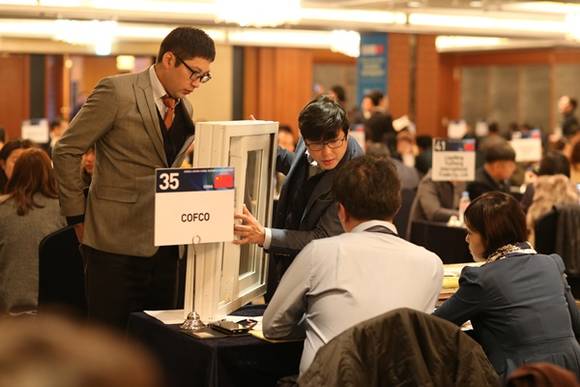 ▲ '한중일 비즈니스 파트너십'에서 국내 참가기업들이 중국, 일본 바이어들과 1:1 비즈니스 상담을 하고 있다. ⓒ코트라