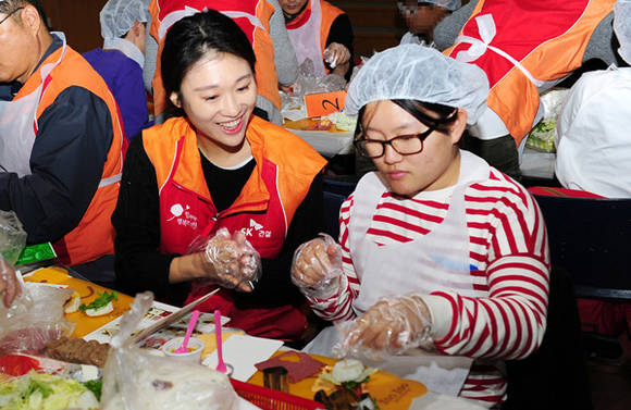 ▲ SK건설이 사회적기업 떡찌니, 비영리단체 밀알복지재단과 서울 강남구 밀알학교에서 희망메이커 쿠킹클래스 행사를 지난달 31일 열었다.ⓒSK건설