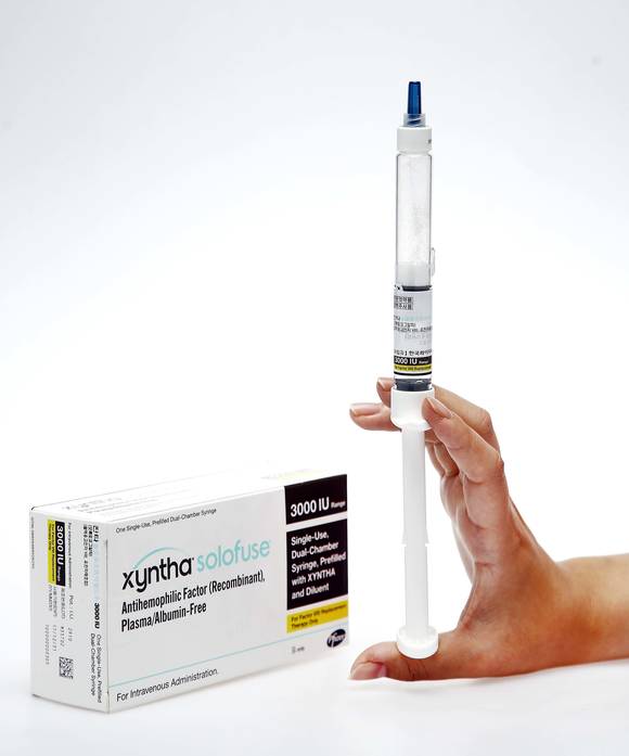 ▲ 2구획 프리필드 시린지에 약물과 주사용제가 함께 들어있어 별도 재구성 과정 없이 한 번에 주사가 가능한 '진타 솔로퓨즈 프리필드'가 250IU, 500IU, 1000IU, 2000IU에 이어 최고 용량인 3000IU를 출시해 용량 편의성을 높였다.ⓒ한국화이자제약