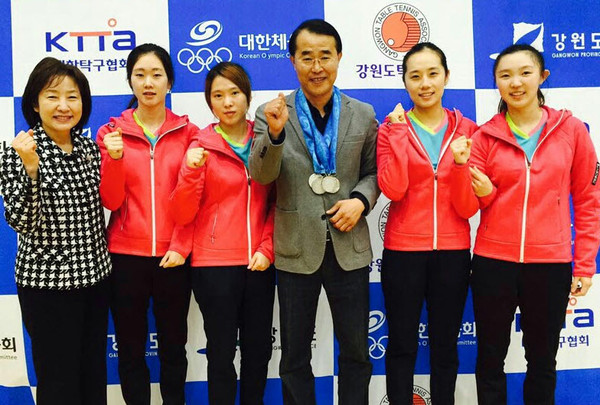 ▲ 단양군청 여자탁구단 정현숙 총감독과 박창익 감독, 선수들이 전국체전에서 입상 후 기념촬영을 가진 모습. 사진제공=단양군