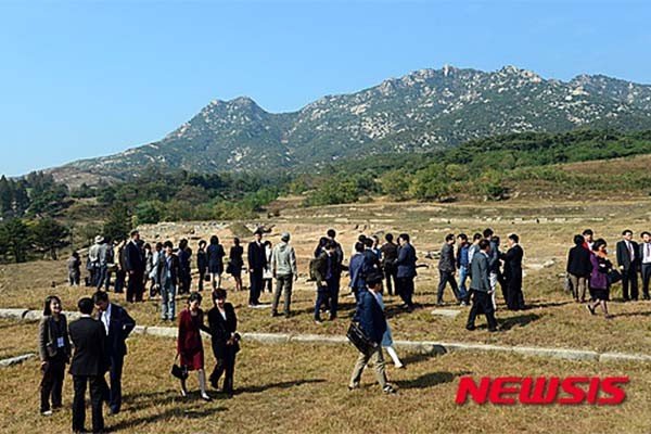 ▲ 국회 외통위 소속 여야 의원들이 지난 2일 개성 만월대 남북 공동발굴 현장을 다녀왔다. 사진은 지난 10월 15일 개성 만월대 관련 남북 공동학술회의에 참석한 사람들의 모습. ⓒ뉴시스. 무단전재 및 재배포 금지.
