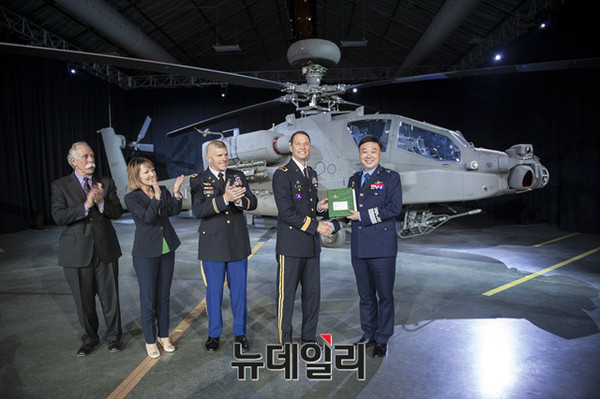 ▲ 태극마크가 달린 AH-64E 아파치 가디언 공격헬기 출고식 모습.ⓒ방사청