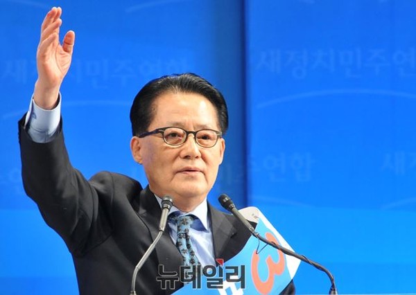 ▲ 지난 2·8 전당대회에서 박지원 전 원내대표가 당대표로 선출됐더라면 10·28 재보선의 결과와 한국사 교과서 국정화 정국의 흐름은 완전히 달라졌을 것이라는 지적이 많다. 사진은 지난 2·8 전대에서 연설하고 있는 박지원 전 원내대표의 모습. ⓒ뉴데일리 이종현 기자