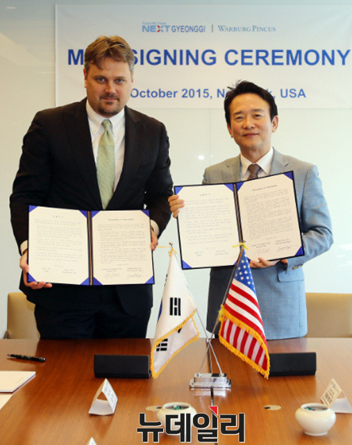 ▲ 미국을 방문 중인 남경필 경기도지사가 현지시각 26일 오전 뉴욕 렉싱턴 애비뉴(Lexington Av)에 위치한 워버그 핀커스 본사에서 투자협약서에 서명을 하고 기념촬영을 하고 있다.(왼쪽부터 조셉 가뇽 워버그 핀커스 상무이사, 남경필 지사) ⓒ 경기도청