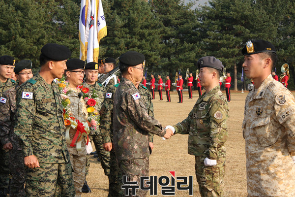 ▲ 파병장병을 격려하는 육군참모총장(대장 장준규)ⓒ국방부제공