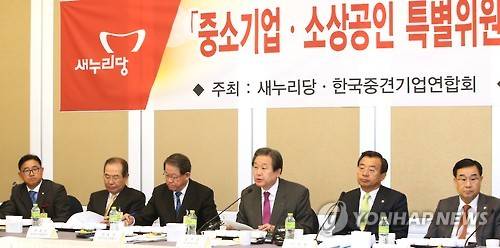 ▲ 새누리당 김무성 대표가 3일 국회 귀빈식당에서 새누리당 중소기업·소상공인특별위원회와 한국중견기업인연합회 공동주최로 열린 중견기업간담회에서 인사말하고 있다. 오른쪽 부터 새누리당 김정훈 정책위의장, 이정현 특위원장, 김무성 대표, 강호갑 중견기업연합회장, 윤동한 WC300기업협회장. ⓒ 연합뉴스