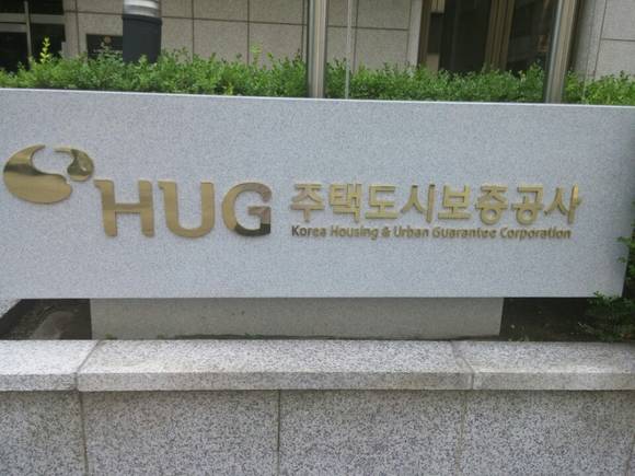 ▲ 주택도시보증공사(HUG)가 발코니 확장을 분양보증 가입대상에 포함시키기로 했다. 사진은 서울 여의도에 있는 HUG 표식.ⓒ뉴데일리경제