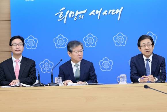 ▲ 심덕섭 행정자치부 창조정부조직실장, 송희준 정부3.0추진위원장. 김봉래 국세청 차장(왼쪽부터)이 3일 오전 정부세종청사 기획재정부 공용브리핑룸에서 '편리한 연말정산' 서비스에 대해 설명하고 있다. ⓒ국세청