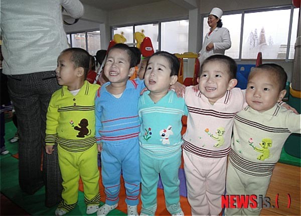 ▲ 평양의 대외선전용 어린이집에 있는 아이들 모습. 실제 북한 어린이의 3분의 1은 사진 속 아이들과 달리 영양실조로 인한 성장발육을 겪고 있다고 한다. ⓒ뉴시스. 무단전재 및 재배포 금지.