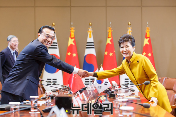 ▲ 박근혜 대통령과 리커창 중국 총리가 31일 청와대에서 열린 한-중 양자회담에서 악수하고 있다. ⓒ뉴데일리