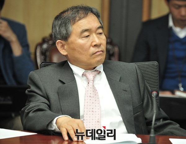 ▲ 새정치민주연합 황주홍 전남도당위원장은 4일 문재인 대표 체제로는 내년 4·13 총선도 비관적이라며, 현상 변경이 필요하다는 데 의원들 사이에서 폭넓은 공감대가 형성돼 있다고 밝혔다. ⓒ뉴데일리 이종현 기자